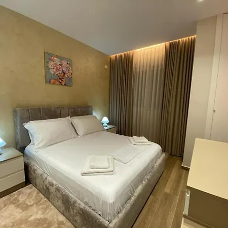 New Bazaar Essil Flat With Parking טיראנה